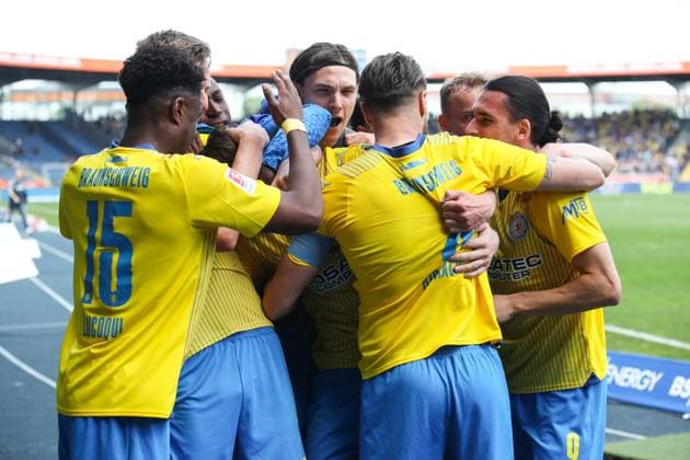 Torjubel - Torschütze Thorir Johann Helgason (Eintracht Braunschweig,20) trifft zum 1-0 - 2. Fussball Bundesliga Saison 2023-2024 Eintracht Braunschweig vs. SV Wehen Wiesbaden im Eintracht Stadion in Braunschweig - Aktion,Fußball,Mann,Männer,Deutschland,12.05.2024
