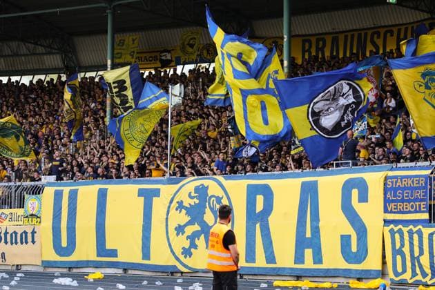 Fanblock Eintracht Braunschweig - 2. Fussball Bundesliga Saison 2023-2024 Eintracht Braunschweig vs. SV Wehen Wiesbaden im Eintracht Stadion in Braunschweig - Fußball,Mann,Männer,Deutschland,12.05.2024