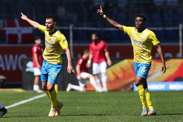 Hasan Kurucay (Eintracht Braunschweig,29) und Anderson Lucoqui (Eintracht Braunschweig,15) - 2. Fussball Bundesliga Saison 2023-2024 Eintracht Braunschweig vs. SV Wehen Wiesbaden im Eintracht Stadion in Braunschweig - Aktion,Fußball,Mann,Männer,Deutschland,12.05.2024