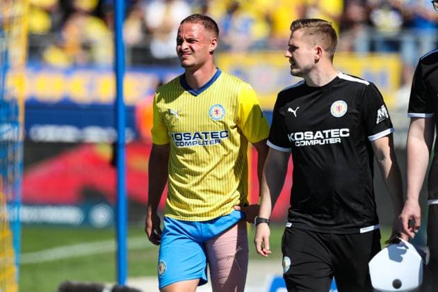 Marvin Rittmüller (Eintracht Braunschweig,18) muss verletzt ausgewechselt werden - 2. Fussball Bundesliga Saison 2023-2024 Eintracht Braunschweig vs. SV Wehen Wiesbaden im Eintracht Stadion in Braunschweig - Aktion,Fußball,Mann,Männer,Deutschland,12.05.2024