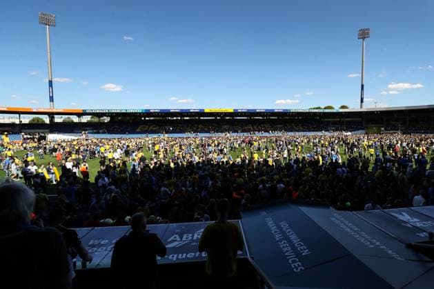 Platzsturm der Fans von Eintracht Braunschweig nach dem Spiel - 2. Fussball Bundesliga Saison 2023-2024 Eintracht Braunschweig vs. SV Wehen Wiesbaden im Eintracht Stadion in Braunschweig - Fußball,Mann,Männer,Deutschland,12.05.2024