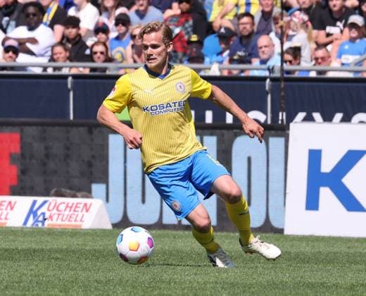 Eintracht Braunschweig vs SV Wehen Wiesbaden Braunschweig, 12.05.2024, Fußball, Saison 23 24, 2. Bundesliga, 33. Spieltag, Eintracht Braunschweig vs SV Wehen Wiesbaden, Bild zeigt: Hampus Finndell (BTSV, 12) Braunschweig