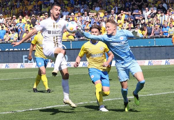 Eintracht Braunschweig vs SV Wehen Wiesbaden Braunschweig, 12.05.2024, Fußball, Saison 23 24, 2. Bundesliga, 33. Spieltag, Eintracht Braunschweig vs SV Wehen Wiesbaden, Bild zeigt: Ron Thorben Hoffmann (BTSV, 1) Braunschweig