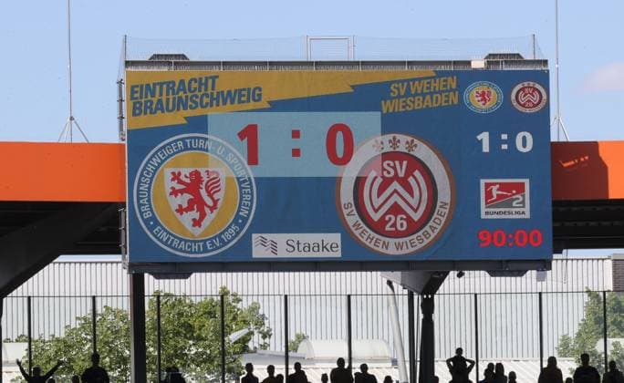 Sport Bilder des Tages Eintracht Braunschweig vs SV Wehen Wiesbaden Braunschweig, 12.05.2024, Fußball, Saison 23 24, 2. Bundesliga, 33. Spieltag, Eintracht Braunschweig vs SV Wehen Wiesbaden, Bild zeigt: Die Anzeigetafel zeigt das Endergebnis 1:0 Braunschweig