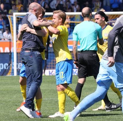 Eintracht Braunschweig vs SV Wehen Wiesbaden Braunschweig, 12.05.2024, Fußball, Saison 23 24, 2. Bundesliga, 33. Spieltag, Eintracht Braunschweig vs SV Wehen Wiesbaden, Bild zeigt: Jubel bei der Eintracht nach dem Abpfiff mit Eintracht-Trainer Daniel Scherning Braunschweig