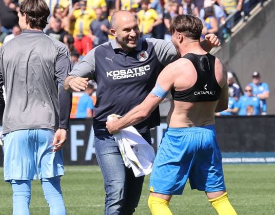 Eintracht Braunschweig vs SV Wehen Wiesbaden Braunschweig, 12.05.2024, Fußball, Saison 23 24, 2. Bundesliga, 33. Spieltag, Eintracht Braunschweig vs SV Wehen Wiesbaden, Bild zeigt: Jubel bei der Eintracht nach dem Abpfiff mit Eintracht-Trainer Daniel Scherning mit Ermin Bicakcic (BTSV, 6) Braunschweig