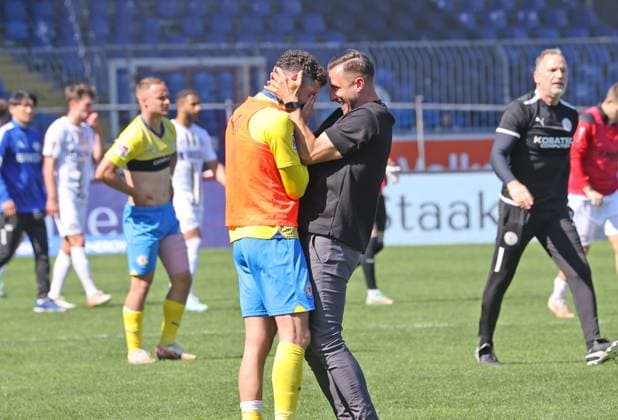 Eintracht Braunschweig vs SV Wehen Wiesbaden Braunschweig, 12.05.2024, Fußball, Saison 23 24, 2. Bundesliga, 33. Spieltag, Eintracht Braunschweig vs SV Wehen Wiesbaden, Bild zeigt: Jubel bei der Eintracht nach dem Abpfiff mit Fabio Kaufmann (BTSV, 37) und Robin Krauße Braunschweig
