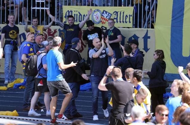 Eintracht Braunschweig vs SV Wehen Wiesbaden Braunschweig, 12.05.2024, Fußball, Saison 23 24, 2. Bundesliga, 33. Spieltag, Eintracht Braunschweig vs SV Wehen Wiesbaden, Bild zeigt: Jubel bei der Eintracht nach dem Abpfiff mit Trainer Daniel Scherning vor der Südkurve Braunschweig