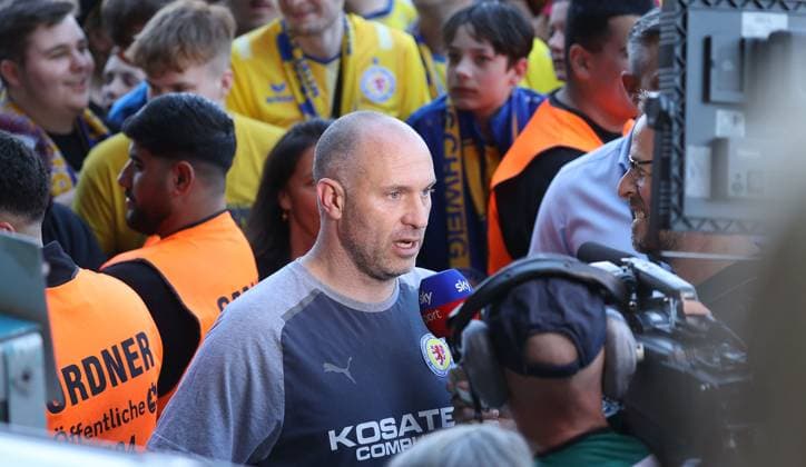 Eintracht Braunschweig vs SV Wehen Wiesbaden Braunschweig, 12.05.2024, Fußball, Saison 23 24, 2. Bundesliga, 33. Spieltag, Eintracht Braunschweig vs SV Wehen Wiesbaden, Bild zeigt: Jubel bei der Eintracht nach dem Abpfiff mit Eintracht-Trainer Daniel Scherning Braunschweig