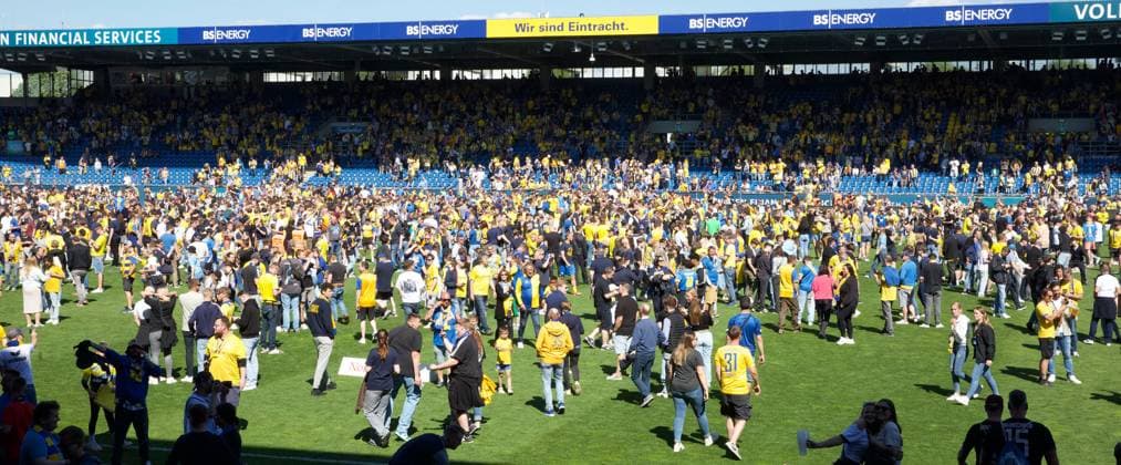 Eintracht Braunschweig vs SV Wehen Wiesbaden Braunschweig, 12.05.2024, Fußball, Saison 23 24, 2. Bundesliga, 33. Spieltag, Eintracht Braunschweig vs SV Wehen Wiesbaden, Bild zeigt: Jubel bei der Eintracht nach dem Abpfiff mit Platzsturm der Fans Braunschweig