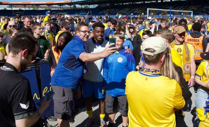 Eintracht Braunschweig vs SV Wehen Wiesbaden Braunschweig, 12.05.2024, Fußball, Saison 23 24, 2. Bundesliga, 33. Spieltag, Eintracht Braunschweig vs SV Wehen Wiesbaden, Bild zeigt: Jubel bei der Eintracht nach dem Abpfiff. Fans machen ein Foto mit Anderson-Lenda Lucoqui (BTSV, 15) Braunschweig