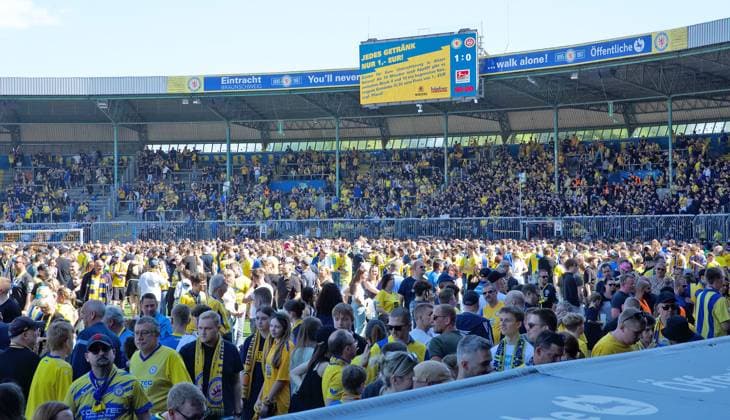 Sport Themen der Woche KW19 Sport Bilder des Tages Eintracht Braunschweig vs SV Wehen Wiesbaden Braunschweig, 12.05.2024, Fußball, Saison 23 24, 2. Bundesliga, 33. Spieltag, Eintracht Braunschweig vs SV Wehen Wiesbaden, Bild zeigt: Jubel bei der Eintracht nach dem Abpfiff mit Platzsturm der Fans Braunschweig *** Eintracht Braunschweig vs SV Wehen Wiesbaden Braunschweig, 12 05 2024, Soccer, Season 23 24, 2 Bundesliga, Matchday 33, Eintracht Braunschweig vs SV Wehen Wiesbaden, Picture shows jubilation at Eintracht after the final whistle with the Braunschweig fans storming the pitch
