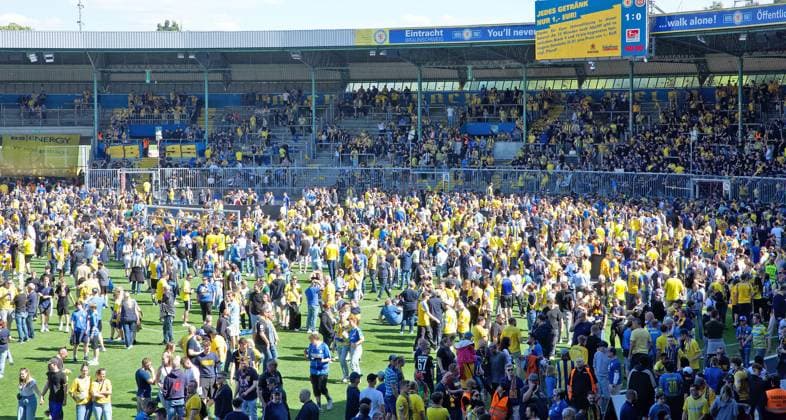 Eintracht Braunschweig vs SV Wehen Wiesbaden Braunschweig, 12.05.2024, Fußball, Saison 23 24, 2. Bundesliga, 33. Spieltag, Eintracht Braunschweig vs SV Wehen Wiesbaden, Bild zeigt: Jubel bei der Eintracht nach dem Abpfiff mit Platzsturm der Fans Braunschweig
