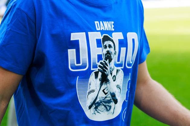 T-Shirt zur Verabschiedung von Jerome Gondorf (Karlsruher SC, 08) GER, Karlsruher SC (KSC) vs. Hannover 96 (H96), Fussball, Maenner, Herren, 2. Bundesliga, 33. Spieltag, Saison 2023 2024, 12.05.2024 DFL DFB REGULATIONS PROHIBIT ANY USE OF PHOTOGRAPHS AS IMAGE SEQUENCES AND OR QUASI-VIDEO GER, Karlsruher SC (KSC) vs. Hannover 96 (H96), Fussball, Maenner, Herren, 2. Bundesliga, 33. Spieltag, Saison 2023 2024, 12.05.2024 Karlsruhe