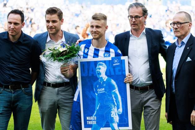 Verabschiedung Marco Thiede (Karlsruher SC, 21), positive Emotionen GER, Karlsruher SC (KSC) vs. Hannover 96 (H96), Fussball, Maenner, Herren, 2. Bundesliga, 33. Spieltag, Saison 2023 2024, 12.05.2024 DFL DFB REGULATIONS PROHIBIT ANY USE OF PHOTOGRAPHS AS IMAGE SEQUENCES AND OR QUASI-VIDEO GER, Karlsruher SC (KSC) vs. Hannover 96 (H96), Fussball, Maenner, Herren, 2. Bundesliga, 33. Spieltag, Saison 2023 2024, 12.05.2024 Karlsruhe