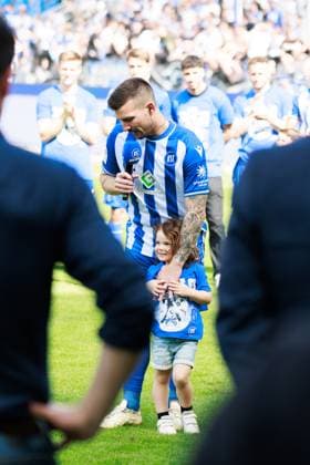 Verabschiedung Jerome Gondorf (Karlsruher SC, 08), positive Emotionen, weint, mit seiner Tochter GER, Karlsruher SC (KSC) vs. Hannover 96 (H96), Fussball, Maenner, Herren, 2. Bundesliga, 33. Spieltag, Saison 2023 2024, 12.05.2024 DFL DFB REGULATIONS PROHIBIT ANY USE OF PHOTOGRAPHS AS IMAGE SEQUENCES AND OR QUASI-VIDEO GER, Karlsruher SC (KSC) vs. Hannover 96 (H96), Fussball, Maenner, Herren, 2. Bundesliga, 33. Spieltag, Saison 2023 2024, 12.05.2024 Karlsruhe