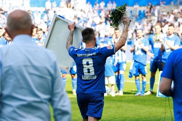 Verabschiedung Jerome Gondorf (Karlsruher SC, 08), positive Emotionen GER, Karlsruher SC (KSC) vs. Hannover 96 (H96), Fussball, Maenner, Herren, 2. Bundesliga, 33. Spieltag, Saison 2023 2024, 12.05.2024 DFL DFB REGULATIONS PROHIBIT ANY USE OF PHOTOGRAPHS AS IMAGE SEQUENCES AND OR QUASI-VIDEO GER, Karlsruher SC (KSC) vs. Hannover 96 (H96), Fussball, Maenner, Herren, 2. Bundesliga, 33. Spieltag, Saison 2023 2024, 12.05.2024 Karlsruhe