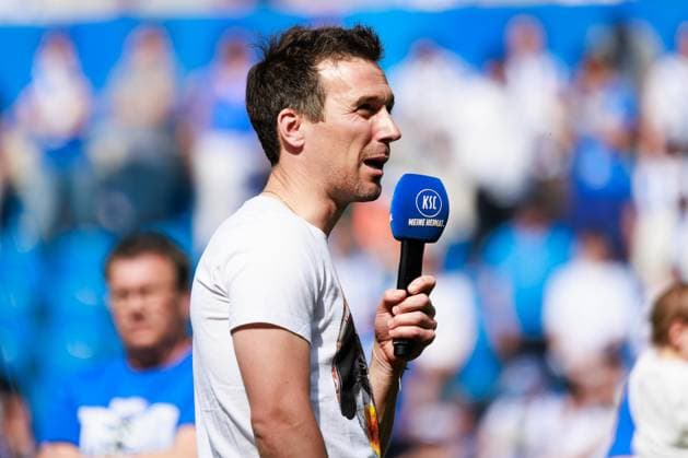 Christian Eichner (Karlsruher SC, Chef-Trainer) bedankt sich nach dem Spiel bei den Fans GER, Karlsruher SC (KSC) vs. Hannover 96 (H96), Fussball, Maenner, Herren, 2. Bundesliga, 33. Spieltag, Saison 2023 2024, 12.05.2024 DFL DFB REGULATIONS PROHIBIT ANY USE OF PHOTOGRAPHS AS IMAGE SEQUENCES AND OR QUASI-VIDEO GER, Karlsruher SC (KSC) vs. Hannover 96 (H96), Fussball, Maenner, Herren, 2. Bundesliga, 33. Spieltag, Saison 2023 2024, 12.05.2024 Karlsruhe