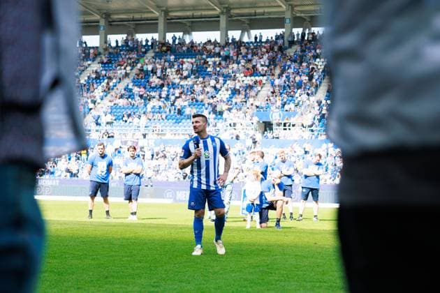 Verabschiedung Jerome Gondorf (Karlsruher SC, 08), positive Emotionen GER, Karlsruher SC (KSC) vs. Hannover 96 (H96), Fussball, Maenner, Herren, 2. Bundesliga, 33. Spieltag, Saison 2023 2024, 12.05.2024 DFL DFB REGULATIONS PROHIBIT ANY USE OF PHOTOGRAPHS AS IMAGE SEQUENCES AND OR QUASI-VIDEO GER, Karlsruher SC (KSC) vs. Hannover 96 (H96), Fussball, Maenner, Herren, 2. Bundesliga, 33. Spieltag, Saison 2023 2024, 12.05.2024 Karlsruhe
