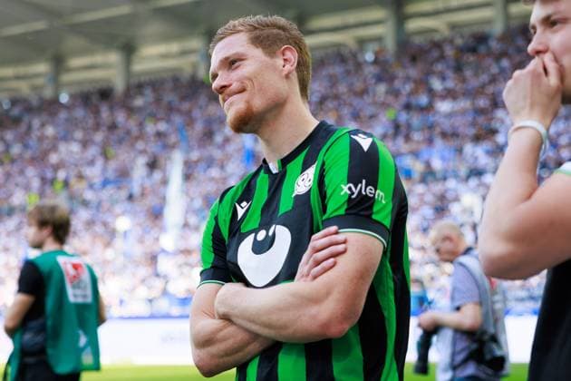 Siegtorschuetze Marcel Halstenberg (Hannover 96, 23) wahrend der Verabschiedungen GER, Karlsruher SC (KSC) vs. Hannover 96 (H96), Fussball, Maenner, Herren, 2. Bundesliga, 33. Spieltag, Saison 2023 2024, 12.05.2024 DFL DFB REGULATIONS PROHIBIT ANY USE OF PHOTOGRAPHS AS IMAGE SEQUENCES AND OR QUASI-VIDEO GER, Karlsruher SC (KSC) vs. Hannover 96 (H96), Fussball, Maenner, Herren, 2. Bundesliga, 33. Spieltag, Saison 2023 2024, 12.05.2024 Karlsruhe