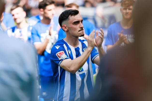 Verabschiedung Paul Nebel (Karlsruher SC, 26), positive Emotionen GER, Karlsruher SC (KSC) vs. Hannover 96 (H96), Fussball, Maenner, Herren, 2. Bundesliga, 33. Spieltag, Saison 2023 2024, 12.05.2024 DFL DFB REGULATIONS PROHIBIT ANY USE OF PHOTOGRAPHS AS IMAGE SEQUENCES AND OR QUASI-VIDEO GER, Karlsruher SC (KSC) vs. Hannover 96 (H96), Fussball, Maenner, Herren, 2. Bundesliga, 33. Spieltag, Saison 2023 2024, 12.05.2024 Karlsruhe
