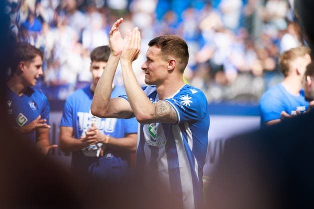 Verabschiedung Philip Heise (Karlsruher SC, 16), positive Emotionen GER, Karlsruher SC (KSC) vs. Hannover 96 (H96), Fussball, Maenner, Herren, 2. Bundesliga, 33. Spieltag, Saison 2023 2024, 12.05.2024 DFL DFB REGULATIONS PROHIBIT ANY USE OF PHOTOGRAPHS AS IMAGE SEQUENCES AND OR QUASI-VIDEO GER, Karlsruher SC (KSC) vs. Hannover 96 (H96), Fussball, Maenner, Herren, 2. Bundesliga, 33. Spieltag, Saison 2023 2024, 12.05.2024 Karlsruhe