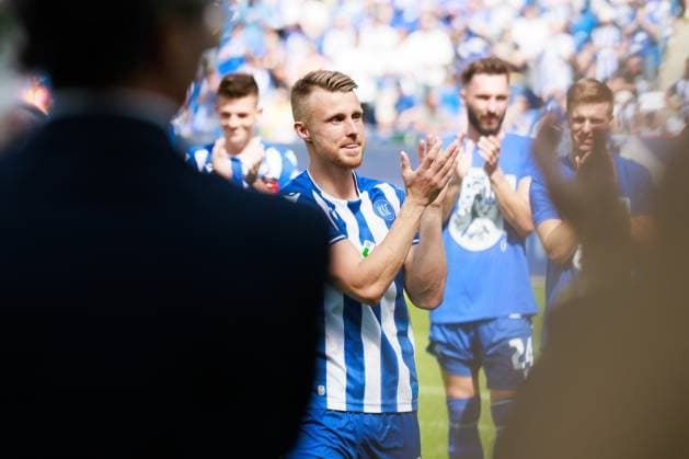Verabschiedung Marco Thiede (Karlsruher SC, 21), positive Emotionen GER, Karlsruher SC (KSC) vs. Hannover 96 (H96), Fussball, Maenner, Herren, 2. Bundesliga, 33. Spieltag, Saison 2023 2024, 12.05.2024 DFL DFB REGULATIONS PROHIBIT ANY USE OF PHOTOGRAPHS AS IMAGE SEQUENCES AND OR QUASI-VIDEO GER, Karlsruher SC (KSC) vs. Hannover 96 (H96), Fussball, Maenner, Herren, 2. Bundesliga, 33. Spieltag, Saison 2023 2024, 12.05.2024 Karlsruhe