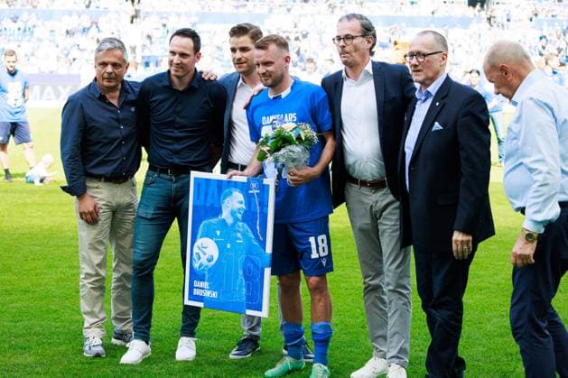 Verabschiedung Daniel Brosinski (Karlsruher SC, 18), positive Emotionen GER, Karlsruher SC (KSC) vs. Hannover 96 (H96), Fussball, Maenner, Herren, 2. Bundesliga, 33. Spieltag, Saison 2023 2024, 12.05.2024 DFL DFB REGULATIONS PROHIBIT ANY USE OF PHOTOGRAPHS AS IMAGE SEQUENCES AND OR QUASI-VIDEO GER, Karlsruher SC (KSC) vs. Hannover 96 (H96), Fussball, Maenner, Herren, 2. Bundesliga, 33. Spieltag, Saison 2023 2024, 12.05.2024 Karlsruhe