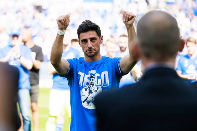 Verabschiedung Lars Stindl (Karlsruher SC, 13), positive Emotionen GER, Karlsruher SC (KSC) vs. Hannover 96 (H96), Fussball, Maenner, Herren, 2. Bundesliga, 33. Spieltag, Saison 2023 2024, 12.05.2024 DFL DFB REGULATIONS PROHIBIT ANY USE OF PHOTOGRAPHS AS IMAGE SEQUENCES AND OR QUASI-VIDEO GER, Karlsruher SC (KSC) vs. Hannover 96 (H96), Fussball, Maenner, Herren, 2. Bundesliga, 33. Spieltag, Saison 2023 2024, 12.05.2024 Karlsruhe