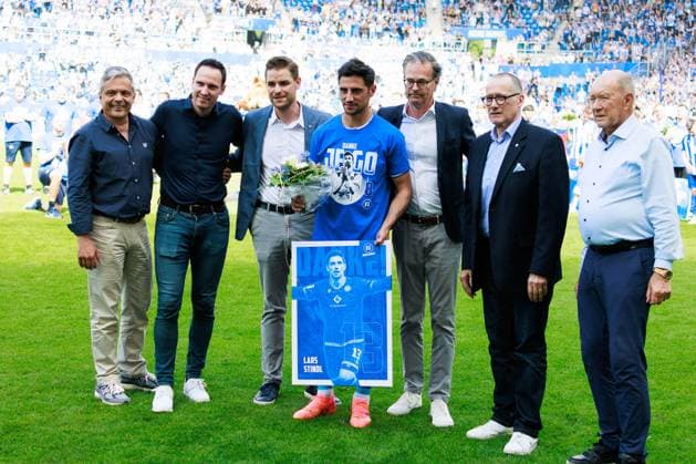 Verabschiedung Lars Stindl (Karlsruher SC, 13), positive Emotionen GER, Karlsruher SC (KSC) vs. Hannover 96 (H96), Fussball, Maenner, Herren, 2. Bundesliga, 33. Spieltag, Saison 2023 2024, 12.05.2024 DFL DFB REGULATIONS PROHIBIT ANY USE OF PHOTOGRAPHS AS IMAGE SEQUENCES AND OR QUASI-VIDEO GER, Karlsruher SC (KSC) vs. Hannover 96 (H96), Fussball, Maenner, Herren, 2. Bundesliga, 33. Spieltag, Saison 2023 2024, 12.05.2024 Karlsruhe