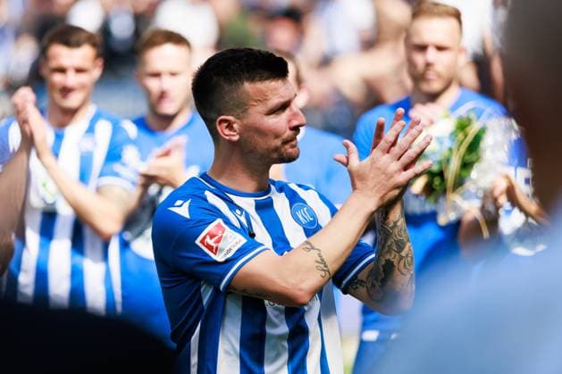 Verabschiedung Jerome Gondorf (Karlsruher SC, 08), positive Emotionen GER, Karlsruher SC (KSC) vs. Hannover 96 (H96), Fussball, Maenner, Herren, 2. Bundesliga, 33. Spieltag, Saison 2023 2024, 12.05.2024 DFL DFB REGULATIONS PROHIBIT ANY USE OF PHOTOGRAPHS AS IMAGE SEQUENCES AND OR QUASI-VIDEO GER, Karlsruher SC (KSC) vs. Hannover 96 (H96), Fussball, Maenner, Herren, 2. Bundesliga, 33. Spieltag, Saison 2023 2024, 12.05.2024 Karlsruhe