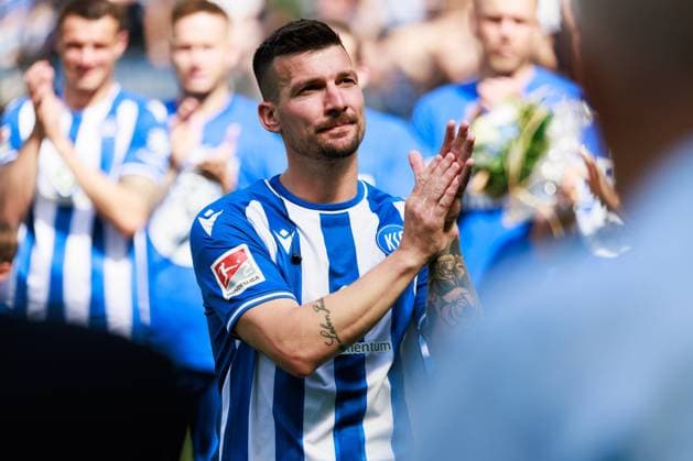 Verabschiedung Jerome Gondorf (Karlsruher SC, 08), positive Emotionen GER, Karlsruher SC (KSC) vs. Hannover 96 (H96), Fussball, Maenner, Herren, 2. Bundesliga, 33. Spieltag, Saison 2023 2024, 12.05.2024 DFL DFB REGULATIONS PROHIBIT ANY USE OF PHOTOGRAPHS AS IMAGE SEQUENCES AND OR QUASI-VIDEO GER, Karlsruher SC (KSC) vs. Hannover 96 (H96), Fussball, Maenner, Herren, 2. Bundesliga, 33. Spieltag, Saison 2023 2024, 12.05.2024 Karlsruhe
