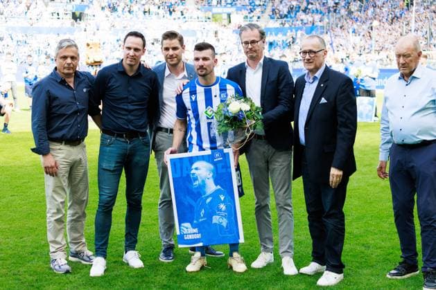 Verabschiedung Jerome Gondorf (Karlsruher SC, 08), positive Emotionen GER, Karlsruher SC (KSC) vs. Hannover 96 (H96), Fussball, Maenner, Herren, 2. Bundesliga, 33. Spieltag, Saison 2023 2024, 12.05.2024 DFL DFB REGULATIONS PROHIBIT ANY USE OF PHOTOGRAPHS AS IMAGE SEQUENCES AND OR QUASI-VIDEO GER, Karlsruher SC (KSC) vs. Hannover 96 (H96), Fussball, Maenner, Herren, 2. Bundesliga, 33. Spieltag, Saison 2023 2024, 12.05.2024 Karlsruhe