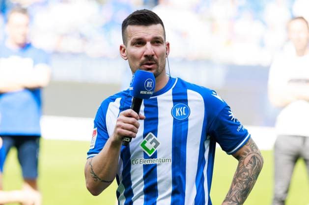 Verabschiedung Jerome Gondorf (Karlsruher SC, 08), positive Emotionen GER, Karlsruher SC (KSC) vs. Hannover 96 (H96), Fussball, Maenner, Herren, 2. Bundesliga, 33. Spieltag, Saison 2023 2024, 12.05.2024 DFL DFB REGULATIONS PROHIBIT ANY USE OF PHOTOGRAPHS AS IMAGE SEQUENCES AND OR QUASI-VIDEO GER, Karlsruher SC (KSC) vs. Hannover 96 (H96), Fussball, Maenner, Herren, 2. Bundesliga, 33. Spieltag, Saison 2023 2024, 12.05.2024 Karlsruhe