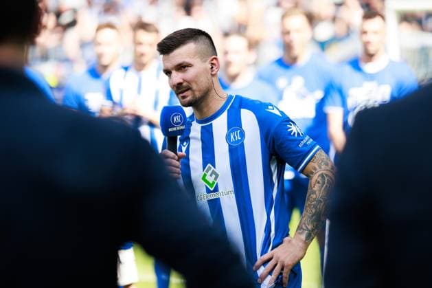 Verabschiedung Jerome Gondorf (Karlsruher SC, 08), positive Emotionen GER, Karlsruher SC (KSC) vs. Hannover 96 (H96), Fussball, Maenner, Herren, 2. Bundesliga, 33. Spieltag, Saison 2023 2024, 12.05.2024 DFL DFB REGULATIONS PROHIBIT ANY USE OF PHOTOGRAPHS AS IMAGE SEQUENCES AND OR QUASI-VIDEO GER, Karlsruher SC (KSC) vs. Hannover 96 (H96), Fussball, Maenner, Herren, 2. Bundesliga, 33. Spieltag, Saison 2023 2024, 12.05.2024 Karlsruhe