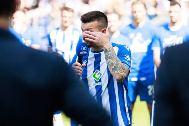 Verabschiedung Jerome Gondorf (Karlsruher SC, 08), positive Emotionen, weint GER, Karlsruher SC (KSC) vs. Hannover 96 (H96), Fussball, Maenner, Herren, 2. Bundesliga, 33. Spieltag, Saison 2023 2024, 12.05.2024 DFL DFB REGULATIONS PROHIBIT ANY USE OF PHOTOGRAPHS AS IMAGE SEQUENCES AND OR QUASI-VIDEO GER, Karlsruher SC (KSC) vs. Hannover 96 (H96), Fussball, Maenner, Herren, 2. Bundesliga, 33. Spieltag, Saison 2023 2024, 12.05.2024 Karlsruhe