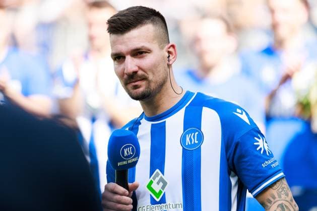 Verabschiedung Jerome Gondorf (Karlsruher SC, 08), positive Emotionen, weint, Traenen GER, Karlsruher SC (KSC) vs. Hannover 96 (H96), Fussball, Maenner, Herren, 2. Bundesliga, 33. Spieltag, Saison 2023 2024, 12.05.2024 DFL DFB REGULATIONS PROHIBIT ANY USE OF PHOTOGRAPHS AS IMAGE SEQUENCES AND OR QUASI-VIDEO GER, Karlsruher SC (KSC) vs. Hannover 96 (H96), Fussball, Maenner, Herren, 2. Bundesliga, 33. Spieltag, Saison 2023 2024, 12.05.2024 Karlsruhe