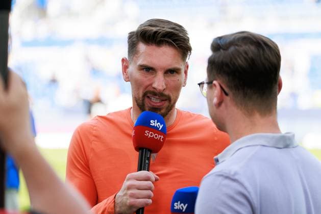 Ron-Robert Zieler (Hannover 96, 01) beim Interview GER, Karlsruher SC (KSC) vs. Hannover 96 (H96), Fussball, Maenner, Herren, 2. Bundesliga, 33. Spieltag, Saison 2023 2024, 12.05.2024 DFL DFB REGULATIONS PROHIBIT ANY USE OF PHOTOGRAPHS AS IMAGE SEQUENCES AND OR QUASI-VIDEO GER, Karlsruher SC (KSC) vs. Hannover 96 (H96), Fussball, Maenner, Herren, 2. Bundesliga, 33. Spieltag, Saison 2023 2024, 12.05.2024 Karlsruhe