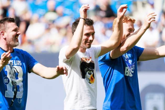 Christian Eichner (Karlsruher SC, Chef-Trainer) bedankt sich nach dem Spiel bei den Fans GER, Karlsruher SC (KSC) vs. Hannover 96 (H96), Fussball, Maenner, Herren, 2. Bundesliga, 33. Spieltag, Saison 2023 2024, 12.05.2024 DFL DFB REGULATIONS PROHIBIT ANY USE OF PHOTOGRAPHS AS IMAGE SEQUENCES AND OR QUASI-VIDEO GER, Karlsruher SC (KSC) vs. Hannover 96 (H96), Fussball, Maenner, Herren, 2. Bundesliga, 33. Spieltag, Saison 2023 2024, 12.05.2024 Karlsruhe