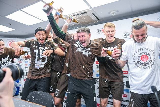 Bilder des Jahres 2024, Sport 05 Mai Sport Themen der Woche KW19 Sport Bilder des Tages Fußball - 2. Bundesliga - FC St. Pauli - VfL Osnabrück am 12.05.2024 im Millerntor-Stadion in Hamburg Trainer Fabian Hürzeler Huerzeler (FC St. Pauli) mit einer Bierdusche nach der Pressekonferenz *** Soccer 2 Bundesliga FC St Pauli VfL Osnabrück on 12 05 2024 at Millerntor Stadium in Hamburg Coach Fabian Hürzeler Huerzeler FC St Pauli with a beer shower after the press conference MT