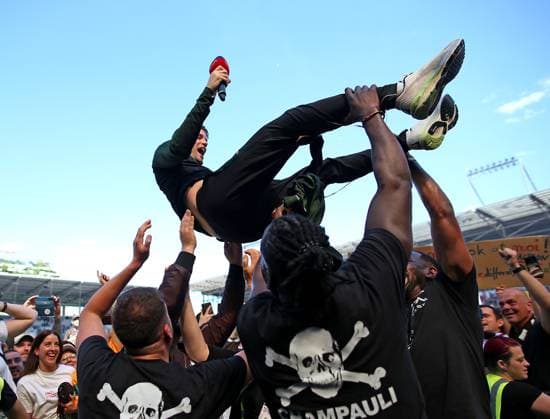 12.05.2024, Fussball 2. Bundesliga 2023 2024, 33. Spieltag, FC St. Pauli - VfL Osnabrück, am Millerntor-Stadion Hamburg. Trainer Fabian Hürzeler (FC St. Pauli) wird von seinem Trainerteam und Mannschaft in die Luft geworfen ***DFL and DFB regulations prohibit any use of photographs as image sequences and or quasi-video.*** *** 12 05 2024, Soccer 2 Bundesliga 2023 2024, 33 Matchday, FC St Pauli VfL Osnabrück, at Millerntor Stadium Hamburg Coach Fabian Hürzeler FC St Pauli is thrown into the air by his coaching team and team DFL and DFB regulations prohibit any use of photographs as image sequences and or quasi video