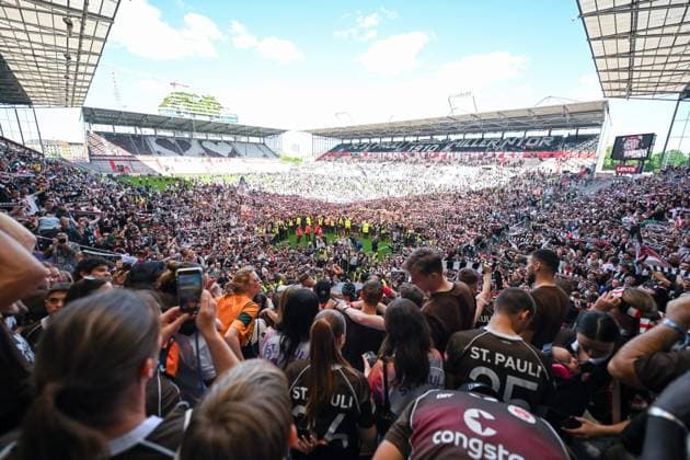 Fußball - 2. Bundesliga - FC St. Pauli - VfL Osnabrück am 12.05.2024 im Millerntor-Stadion in Hamburg Der FC St. Pauli jubelt nach dem Aufstieg in die 1. Bundesliga. *** Soccer 2 Bundesliga FC St Pauli VfL Osnabrück on 12 05 2024 at the Millerntor Stadium in Hamburg FC St Pauli celebrates after promotion to the 1 Bundesliga MT
