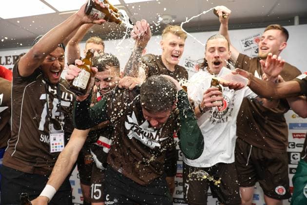 2. Bundesliga - FC St. Pauli - VfL Osnabrück am 12.05.2024 im Millerntor-Stadion in Hamburg Trainer Fabian Hürzeler Huerzeler Hurzeler (St. Pauli) wird auf der Pressekonferenz von der Mannschaft mit Bier übergossen Bierdusche *** 2 Bundesliga FC St Pauli VfL Osnabrück on 12 05 2024 at Millerntor Stadium in Hamburg Coach Fabian Hürzeler Huerzeler Hurzeler St Pauli is doused with beer by the team at the press conference Beer shower MH