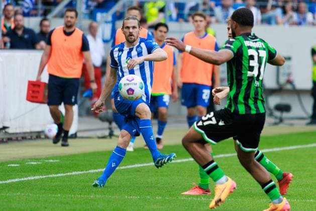 Sebastian Jung (Karlsruher SC, 02) am Ball GER, Karlsruher SC (KSC) vs. Hannover 96 (H96), Fussball, Maenner, Herren, 2. Bundesliga, 33. Spieltag, Saison 2023 2024, 12.05.2024 DFL DFB REGULATIONS PROHIBIT ANY USE OF PHOTOGRAPHS AS IMAGE SEQUENCES AND OR QUASI-VIDEO GER, Karlsruher SC (KSC) vs. Hannover 96 (H96), Fussball, Maenner, Herren, 2. Bundesliga, 33. Spieltag, Saison 2023 2024, 12.05.2024 Karlsruhe