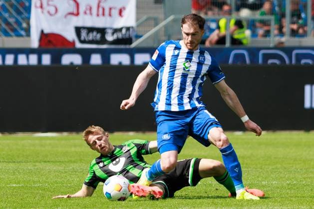 Budu Zivzivadze (Karlsruher SC, 11) setzt sich durch GER, Karlsruher SC (KSC) vs. Hannover 96 (H96), Fussball, Maenner, Herren, 2. Bundesliga, 33. Spieltag, Saison 2023 2024, 12.05.2024 DFL DFB REGULATIONS PROHIBIT ANY USE OF PHOTOGRAPHS AS IMAGE SEQUENCES AND OR QUASI-VIDEO GER, Karlsruher SC (KSC) vs. Hannover 96 (H96), Fussball, Maenner, Herren, 2. Bundesliga, 33. Spieltag, Saison 2023 2024, 12.05.2024 Karlsruhe