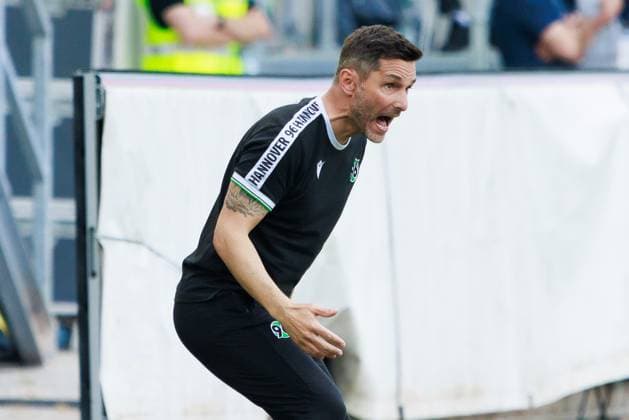 Stefan Leitl (Hannover 96, Chef-Trainer) Geste, gestikuliert, gibt Anweisungen, Aktion, ist enttäuscht enttaeuscht, unzufrieden, ärgert aegert sich, Emotionen, Wut, Trauer GER, Karlsruher SC (KSC) vs. Hannover 96 (H96), Fussball, Maenner, Herren, 2. Bundesliga, 33. Spieltag, Saison 2023 2024, 12.05.2024 DFL DFB REGULATIONS PROHIBIT ANY USE OF PHOTOGRAPHS AS IMAGE SEQUENCES AND OR QUASI-VIDEO GER, Karlsruher SC (KSC) vs. Hannover 96 (H96), Fussball, Maenner, Herren, 2. Bundesliga, 33. Spieltag, Saison 2023 2024, 12.05.2024 Karlsruhe