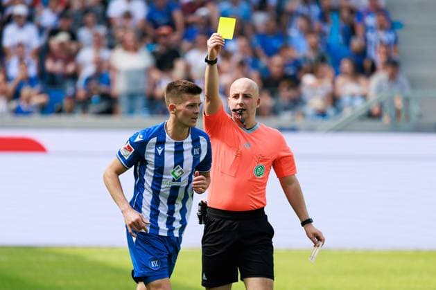 Marvin Wanitzek (Karlsruher SC, 10) sieht die Gelbe Karte von Schiedsrichter Nicolas Winter GER, Karlsruher SC (KSC) vs. Hannover 96 (H96), Fussball, Maenner, Herren, 2. Bundesliga, 33. Spieltag, Saison 2023 2024, 12.05.2024 DFL DFB REGULATIONS PROHIBIT ANY USE OF PHOTOGRAPHS AS IMAGE SEQUENCES AND OR QUASI-VIDEO GER, Karlsruher SC (KSC) vs. Hannover 96 (H96), Fussball, Maenner, Herren, 2. Bundesliga, 33. Spieltag, Saison 2023 2024, 12.05.2024 Karlsruhe
