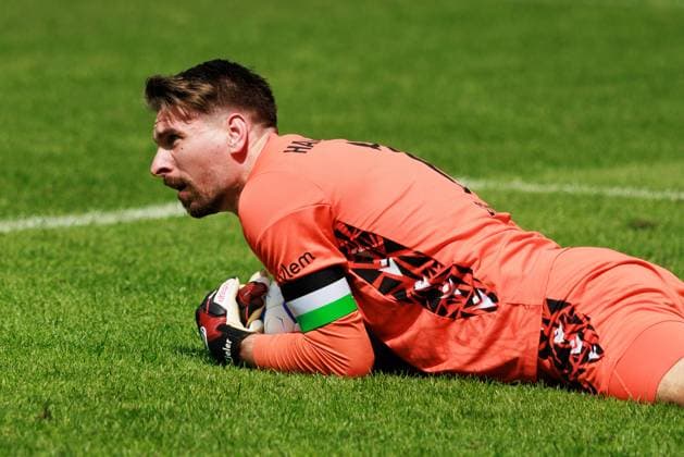 Ron-Robert Zieler (Hannover 96, 01) mit Ball am Boden GER, Karlsruher SC (KSC) vs. Hannover 96 (H96), Fussball, Maenner, Herren, 2. Bundesliga, 33. Spieltag, Saison 2023 2024, 12.05.2024 DFL DFB REGULATIONS PROHIBIT ANY USE OF PHOTOGRAPHS AS IMAGE SEQUENCES AND OR QUASI-VIDEO GER, Karlsruher SC (KSC) vs. Hannover 96 (H96), Fussball, Maenner, Herren, 2. Bundesliga, 33. Spieltag, Saison 2023 2024, 12.05.2024 Karlsruhe