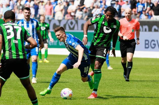 Marvin Wanitzek (Karlsruher SC, 10) im Zweikampf gegen Bright Arrey-Mbi (Hannover 96, 04) GER, Karlsruher SC (KSC) vs. Hannover 96 (H96), Fussball, Maenner, Herren, 2. Bundesliga, 33. Spieltag, Saison 2023 2024, 12.05.2024 DFL DFB REGULATIONS PROHIBIT ANY USE OF PHOTOGRAPHS AS IMAGE SEQUENCES AND OR QUASI-VIDEO GER, Karlsruher SC (KSC) vs. Hannover 96 (H96), Fussball, Maenner, Herren, 2. Bundesliga, 33. Spieltag, Saison 2023 2024, 12.05.2024 Karlsruhe