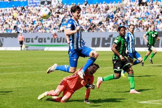 Torchance Igor Matanovic (Karlsruher SC, 09) gegen Ron-Robert Zieler (Hannover 96, 01) GER, Karlsruher SC (KSC) vs. Hannover 96 (H96), Fussball, Maenner, Herren, 2. Bundesliga, 33. Spieltag, Saison 2023 2024, 12.05.2024 DFL DFB REGULATIONS PROHIBIT ANY USE OF PHOTOGRAPHS AS IMAGE SEQUENCES AND OR QUASI-VIDEO GER, Karlsruher SC (KSC) vs. Hannover 96 (H96), Fussball, Maenner, Herren, 2. Bundesliga, 33. Spieltag, Saison 2023 2024, 12.05.2024 Karlsruhe